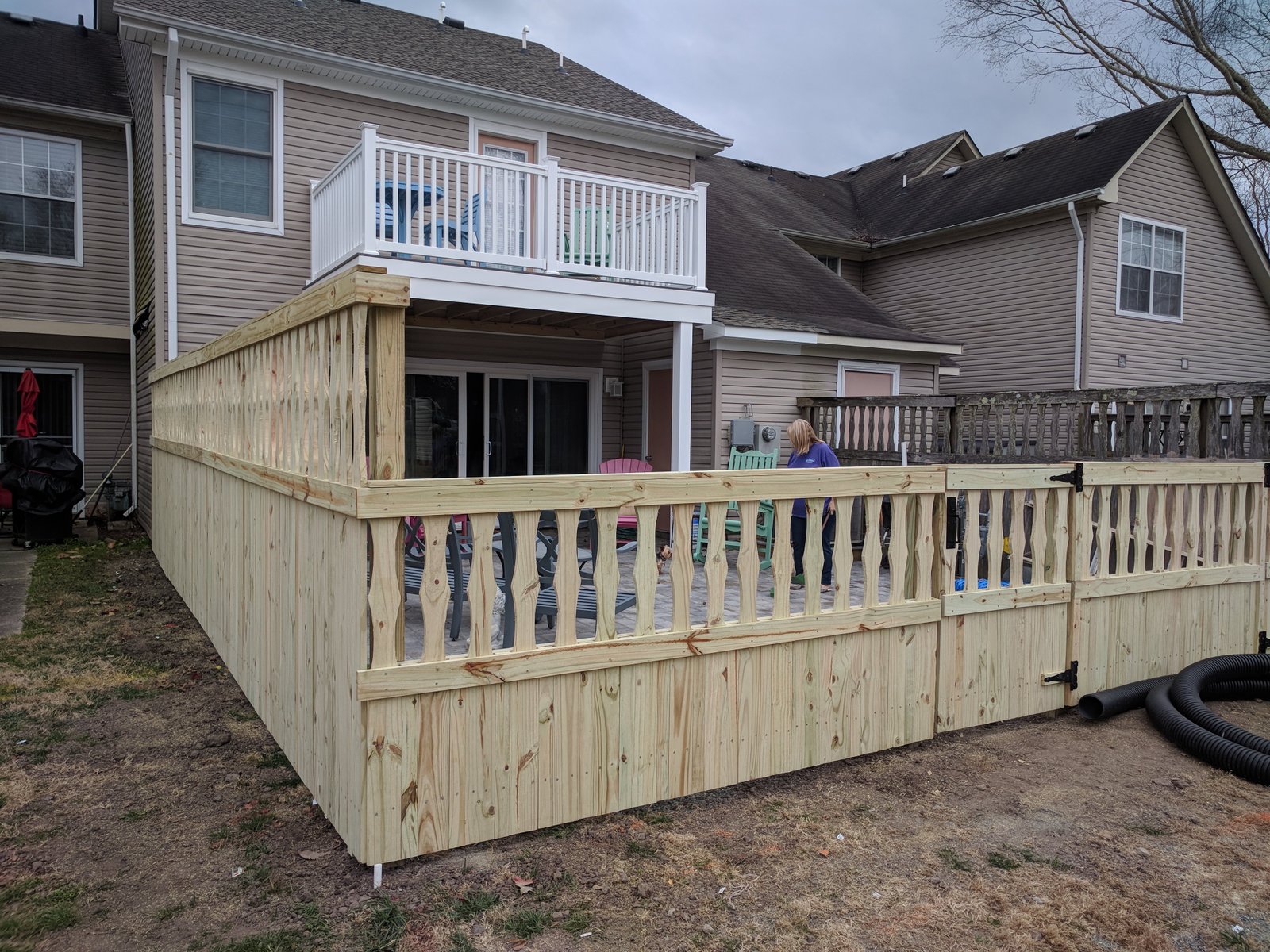 Custom picket-style deck fence built by Evoke Design + Build in Greenbrier, Chesapeake, VA